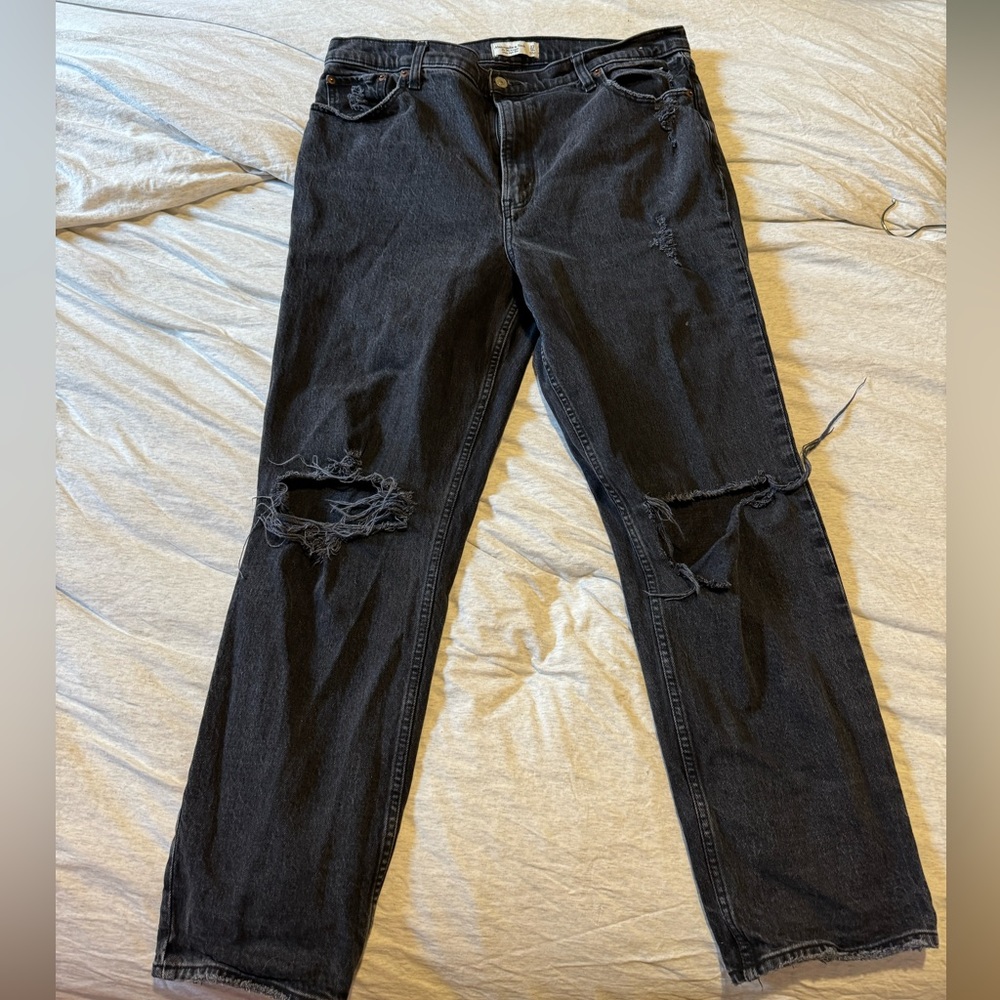 *WINTER CLOSET SALE!!* Abercrombie 90’s straight ultra high rise - distressed